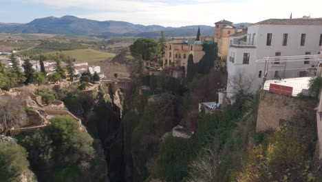 Descripción-General-Del-Valle-De-Ronda-Con-El-Puente-Viejo-En-La-Distancia,-Impresionante-Paisaje-Del-Cañón,-España