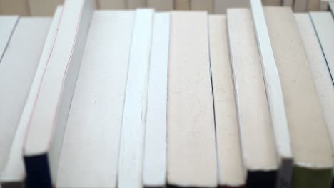 libros apilados en un estante