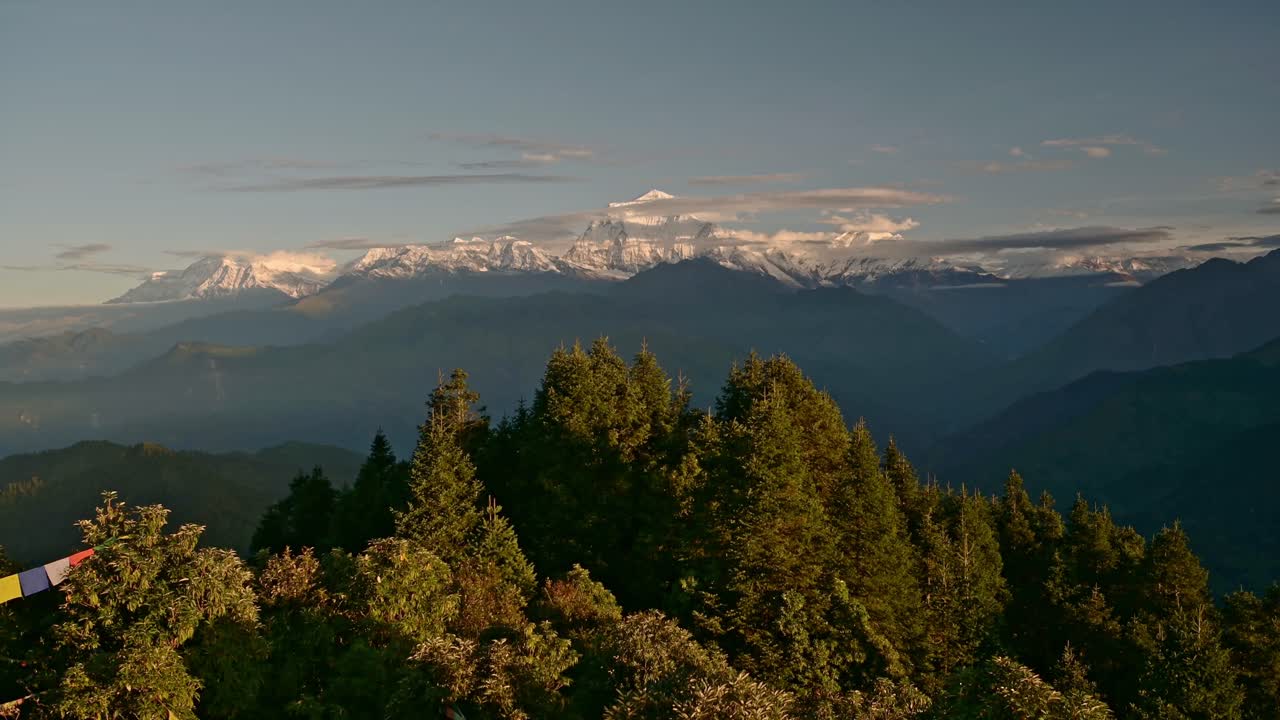 himalaya montañas paisaje en nepal, hermoso paisaje dramático en la increíble luz de la mañana al amanecer con bosque de árboles y cordillera del himalaya con grandes cimas nevadas y cumbre