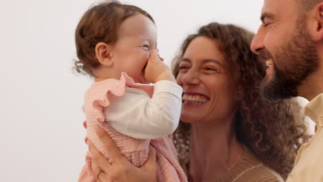 familia feliz, bebé y jugando con niña pequeña