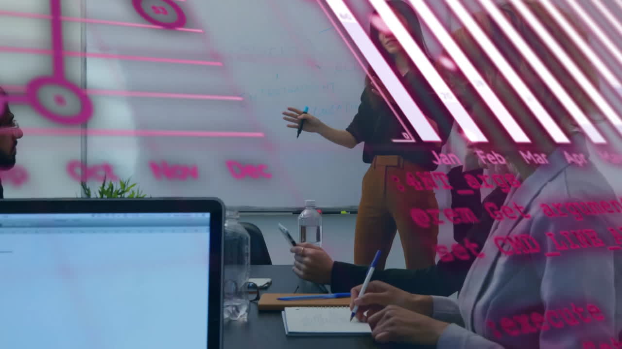 animación del procesamiento de datos financieros sobre diversas personas de negocios en la oficina