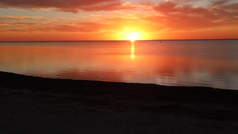 Deslumbrante-Puesta-De-Sol-Sobre-Un-Tranquilo-Estuario-De-Laguna-Madres-En-La-Costa-Nacional-De-La-Isla-Del-Padre-Norte-A-Lo-Largo-De-La-Costa-Del-Golfo-De-Texas