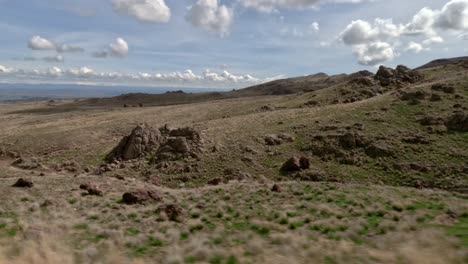 atv jeździ po ścieżkach wilson creek poza pustynią owyhee.