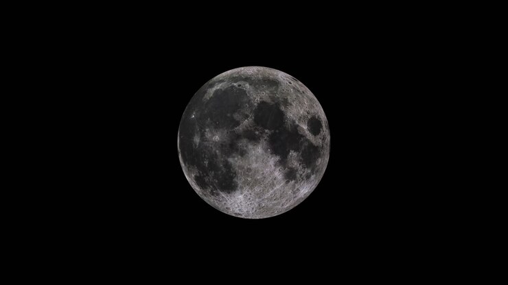 Pequena lua girando e aumentando em um plano de fundo preto à medida que a câmera se aproxima. Clipe de animação de ciência astronômica. Espaço profundo. ProRes