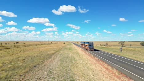 Un-Tren-De-Carretera-Saliendo-De-Longreach-En-El-Oeste-De-Queensland.