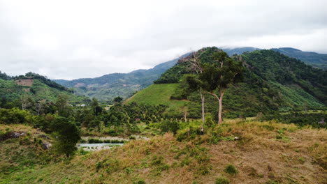 Paisaje-Idílico-Con-Colinas-Y-Montañas-En-Phuoc-Binh,-Vietnam---Toma-Aérea-De-Drones