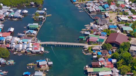 Imágenes-Aéreas-De-Drones-Desde-Arriba-De-La-Aldea-Flotante-Day-Asan-En-Surigao-Del-Norte,-Filipinas