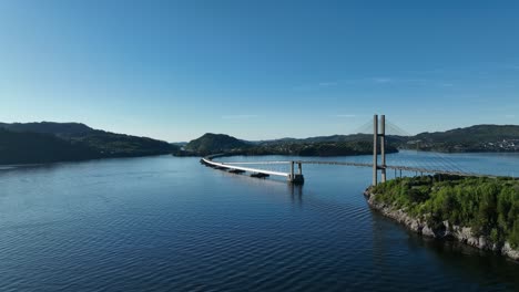 Vista-Aérea-Del-Puente-Nordhordland-Desde-Tierra-Firme-Hacia-Flatoy-Y-Knarvik-En-Alver,-Noruega