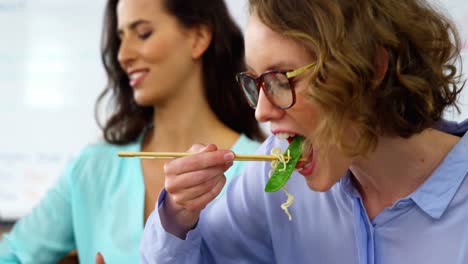 ejecutivos de negocios comiendo durante la hora del almuerzo