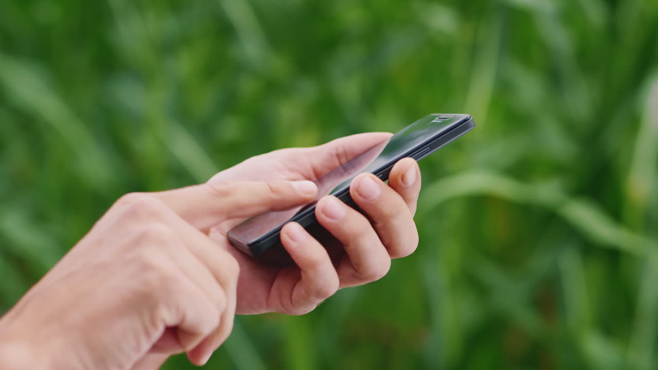 스마트폰을 든 농부의 손