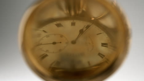 Reloj-De-Bolsillo-Antiguo-Reflejo-Del-Tiempo-En-Oro