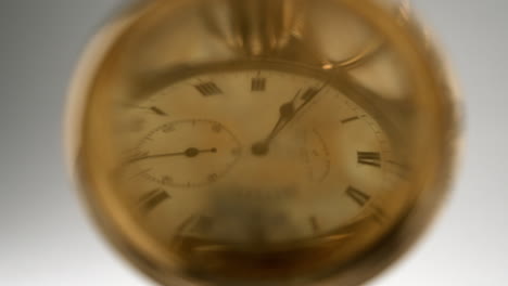 reloj de bolsillo antiguo reflejo del tiempo en oro