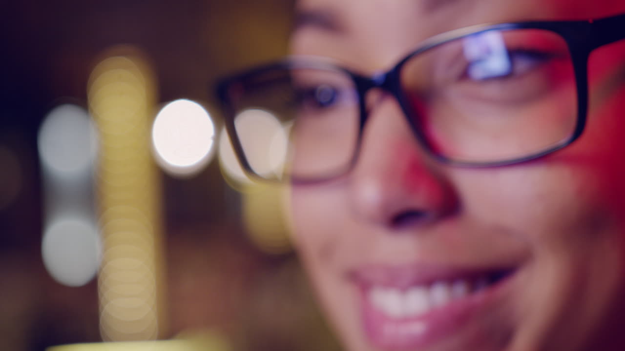 las luces nocturnas de la ciudad se reflejan en los vasos de