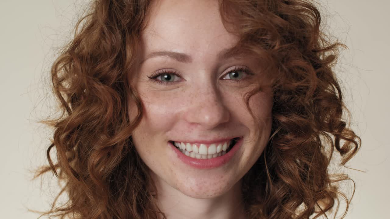 Mulher ruiva caucasiana alegre fazendo caretas no estúdio