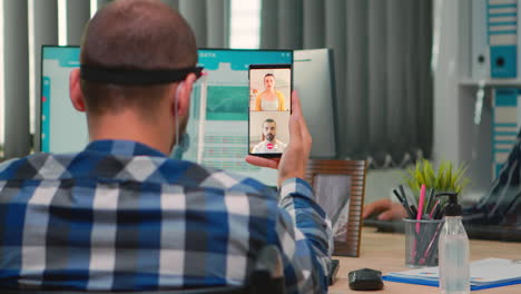 freelancer con discapacidad en tener videocall durante el coronavirus