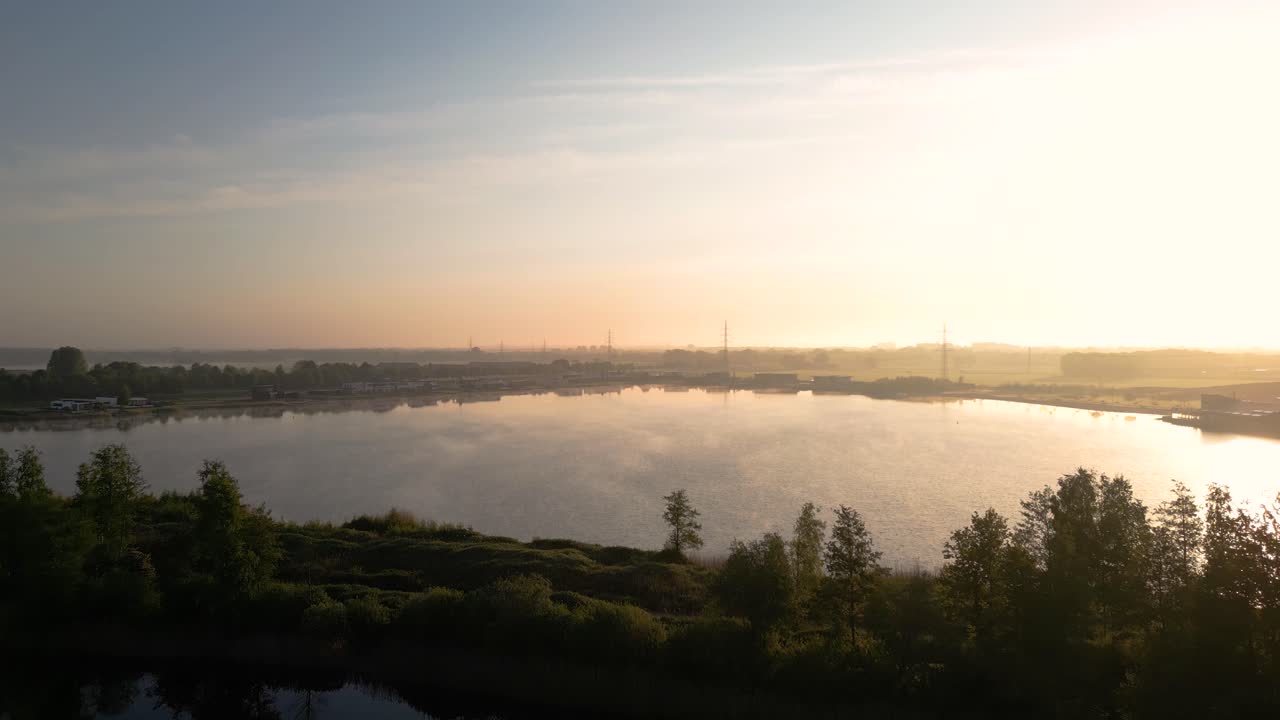 반사 와 집 들 이 있는 호수 위 의 해가 뜨는 것