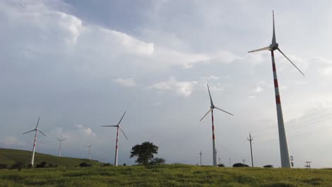 Windmühle-Aus-Einem-Windpark-In-Indien,-Natürliche-Erneuerbare-Energie,-Saubere-Und-Grüne-Energie-Zur-Stromversorgung-Von-Haushalten---Filmmaterial-Zur-Präsentation