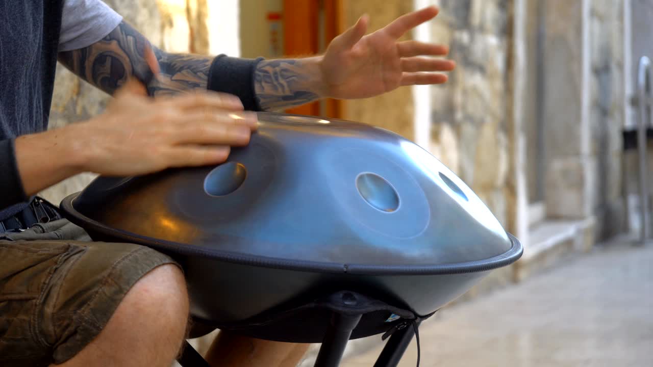 hombre no reconocido en la calle jugando a colgarse.