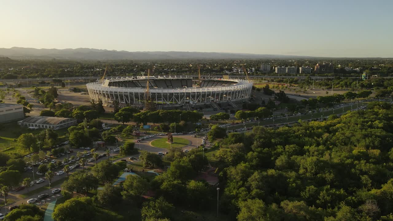 panorama aéreo del famoso estadio mario alberto kempes en córdoba durante la puesta de sol