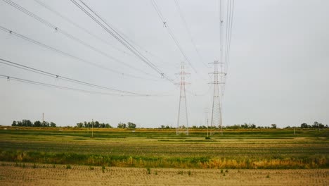 Fliegen-Unter-Hochspannungsleitungen-Der-Stromverteilung