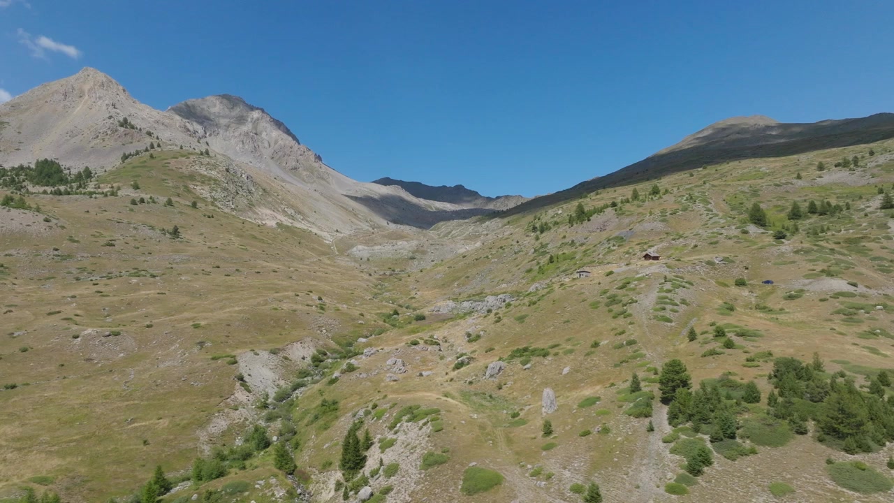 Paesaggi alpini cinematografici catturati lungo l'Alta Via delle Alpi. Scenari montani drammatici, strade tortuose, cime aspre, tempo mutevole e la bellezza naturale delle Alpi europee.