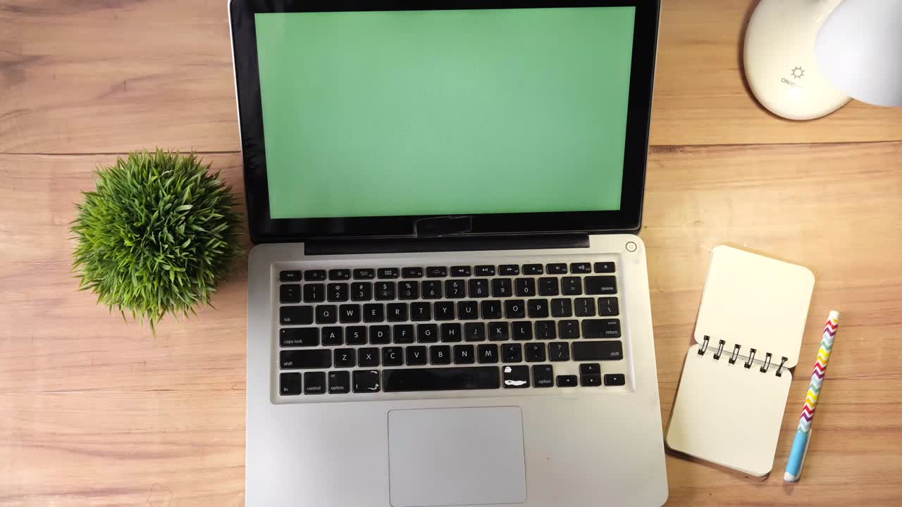 laptop with blank screen on office desk.