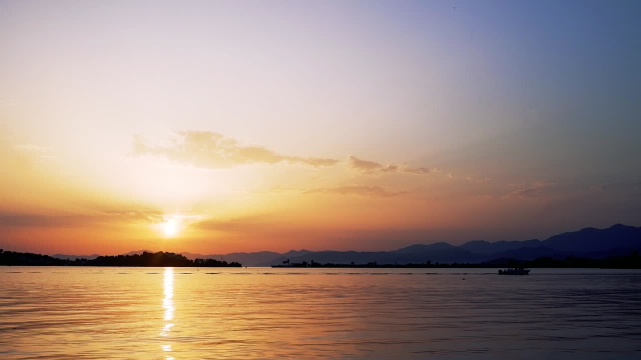 페티헤 해변에서 해가 지는 모습 바다 위를 뛰어다니는 물고기