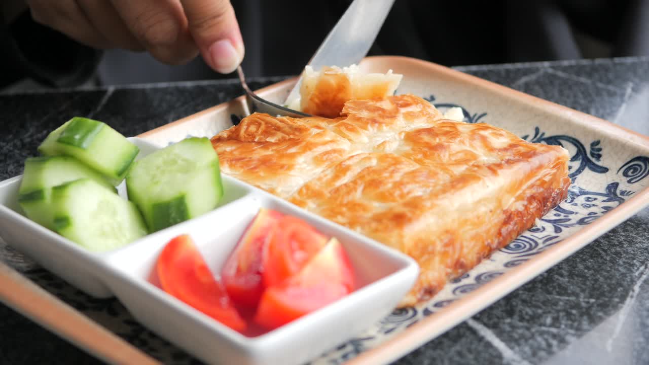 토마토 와 호박 을 들인 맛있는 터키 페이스트리 를 먹는 여자