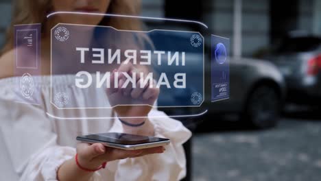 la rubia interactúa con el holograma de la banca por internet