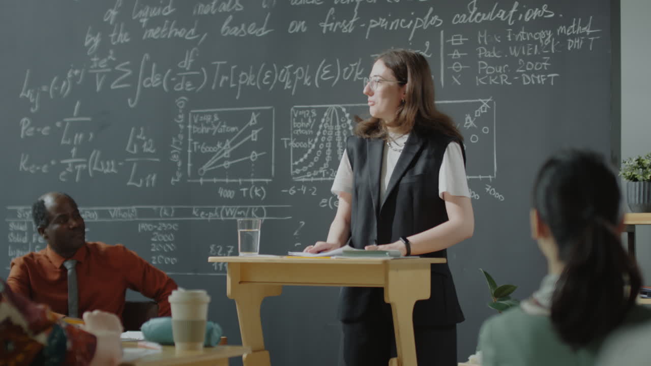 Žena prezentující vědeckou přednášku v učebně.
