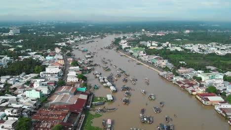 Cai-Sonó-Mercado-Flotante-Tradicional-En-Vietnam,-Barcos-Y-Vendedores-Locales,-Tiro-De-Drones