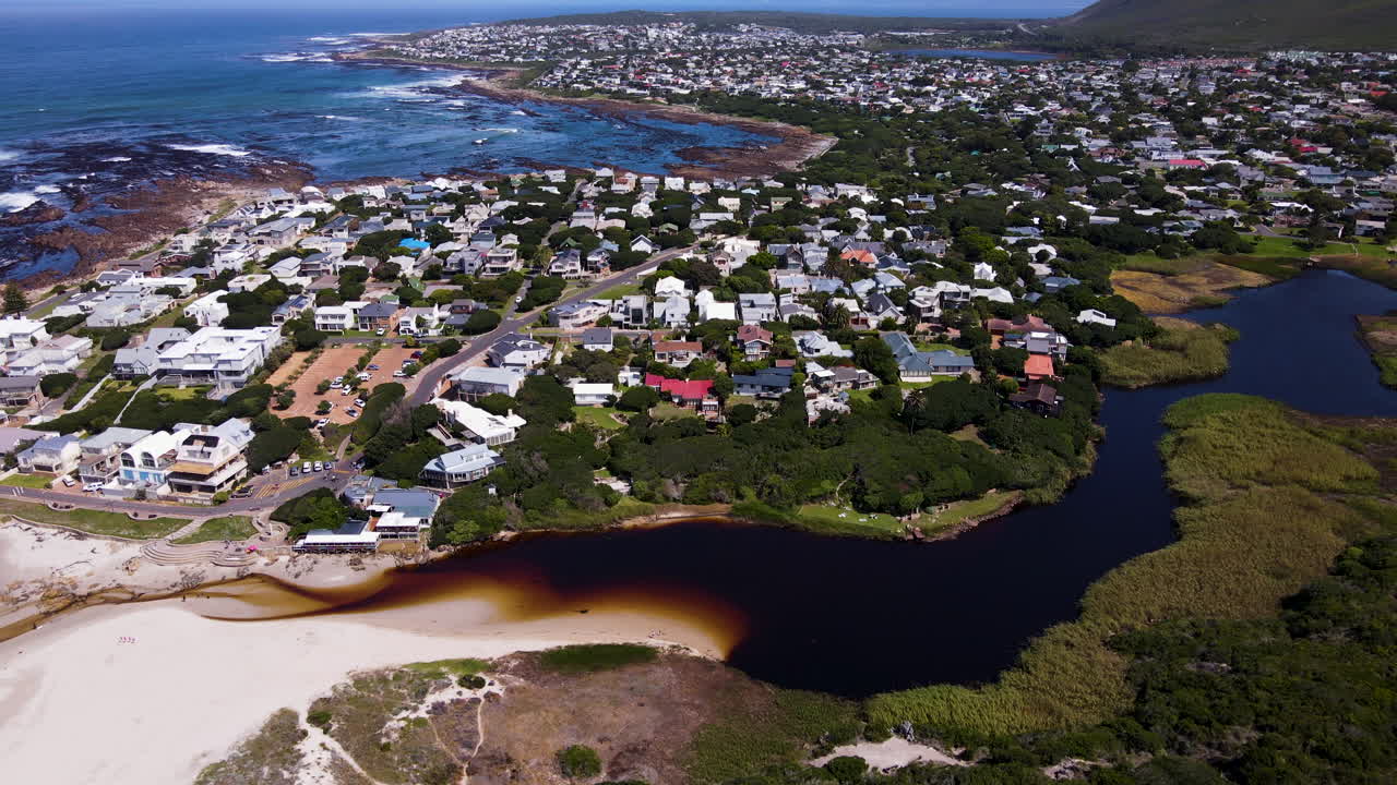 해안 마을 온루스(onrus)와 탄닌이 풍부한 석호, 케이프 고래 해안의 높은 각도 전망