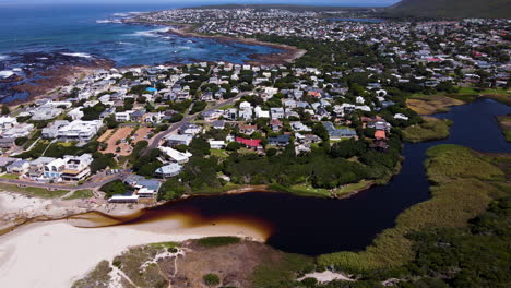 Blick-Aus-Der-Vogelperspektive-Auf-Die-Küstenstadt-Onrus-Und-Die-Tanninreiche-Lagune,-Cape-Whale-Coast