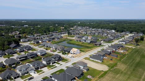 vista aérea dando vueltas sobre las casas en un barrio de mount bridges cerca de londres, ontario
