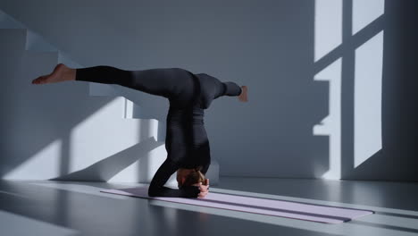 vrouw in een headstand yoga houding