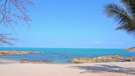 Ein-Abgelegener-Strand-Bewacht-Den-Zugang-Zum-Ozean