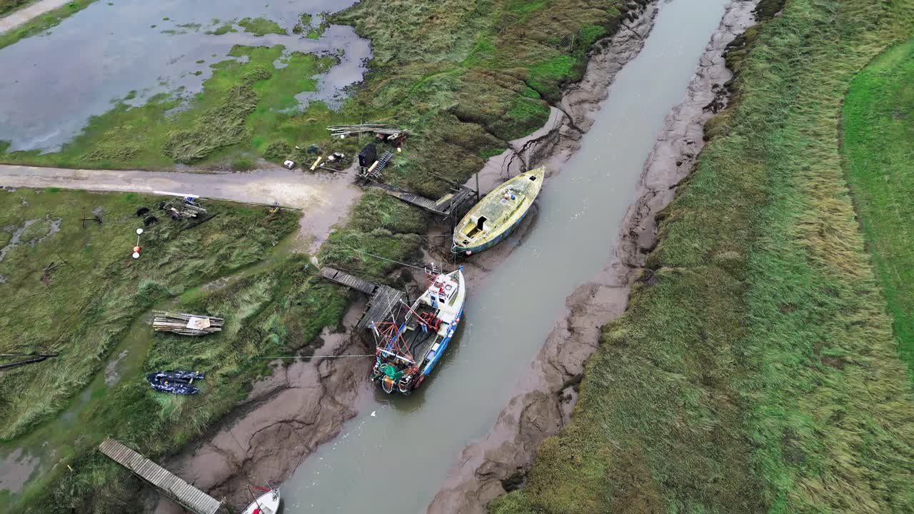 tres barcos amarrados en un río fluvial interior, estuario