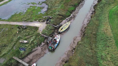 Tres-Barcos-Amarrados-En-Un-Río-Fluvial-Interior,-Estuario