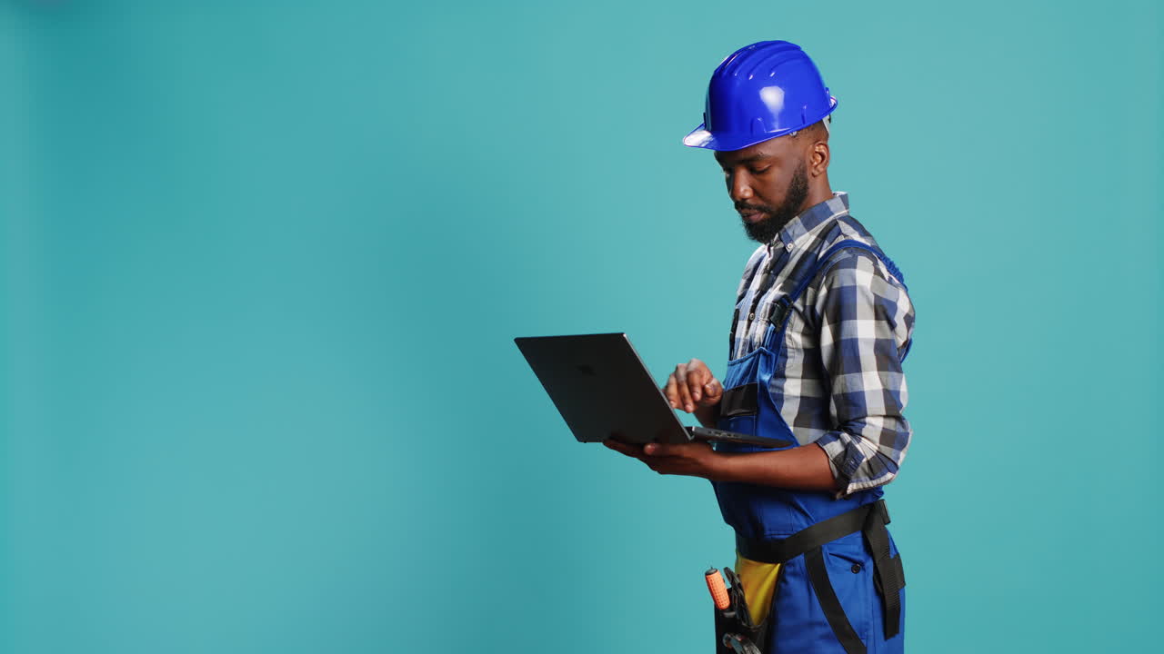 Modern constructor using laptop to find inspiration