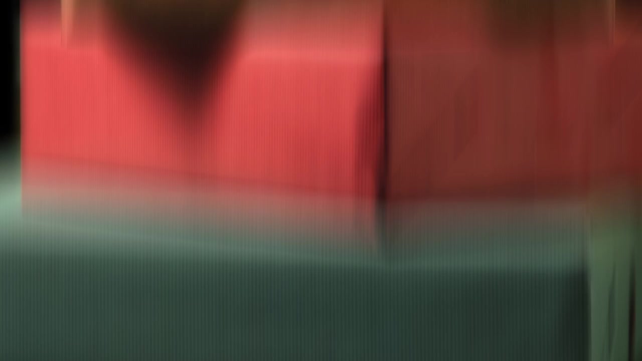 Oggetto rosso sfocato su sfondo nero