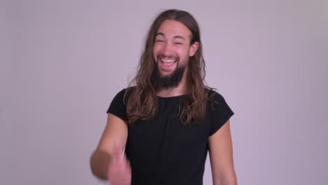 joven barbudo hombre guapo con cabello largo