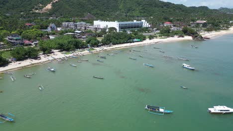 muchos barcos a lo largo de la costa de lombok, indonesia