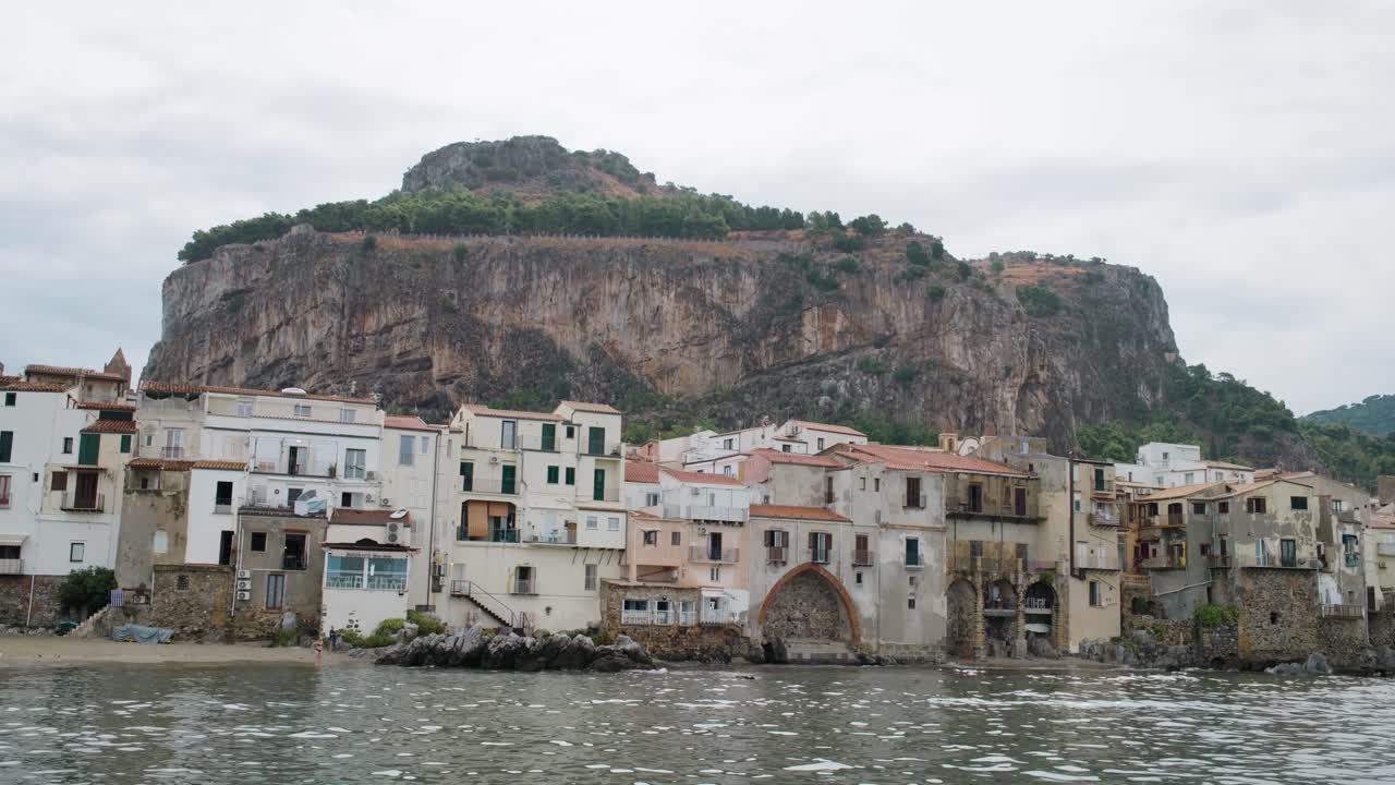 Autunno a Cefalù, Sicilia, Italia, nelle prime ore del mattino all'alba