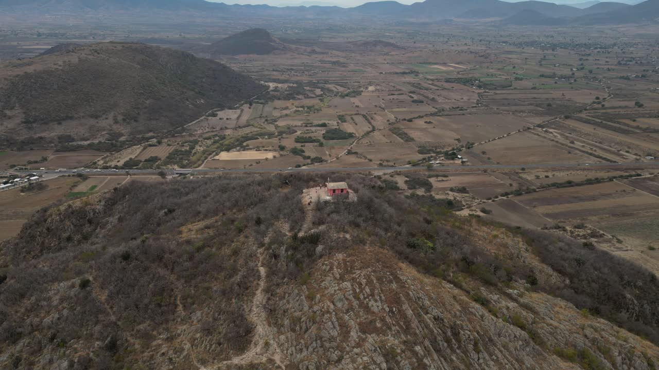 danush de montaña de hiperlapas aéreo en el sitio de dainzu-macuilxochitl en oaxaca, méxico