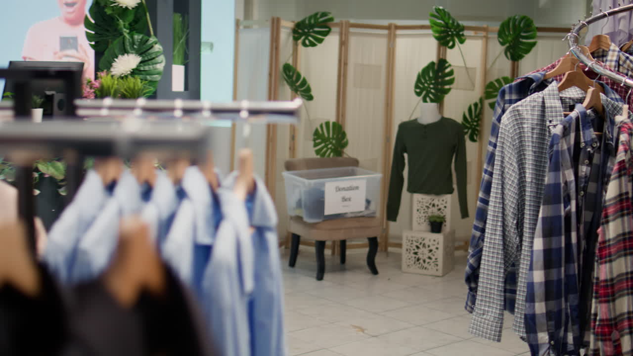 정식 의류 를 입은 옷 가게 의 통로