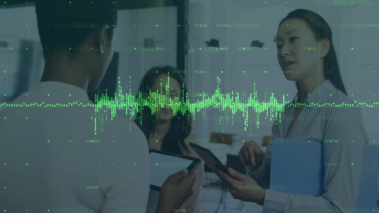 animación del procesamiento de datos financieros sobre diversas personas de negocios discutiendo en la oficina
