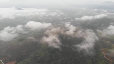 tirar al frente por encima de las nubes y el campo
