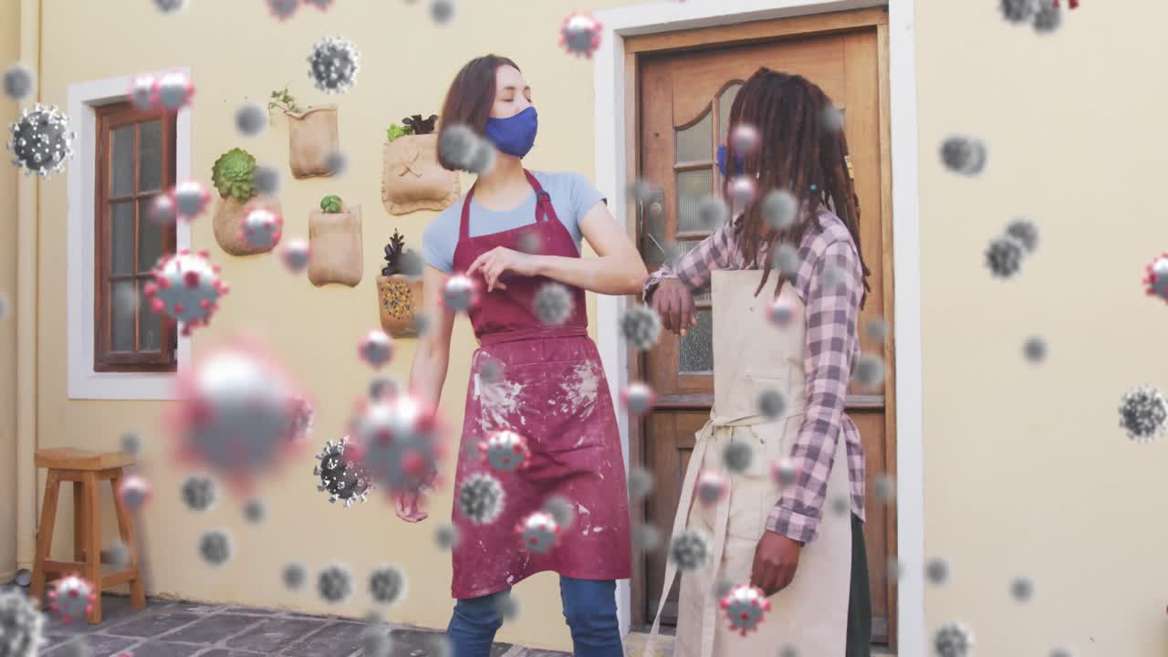 코로나 19 세포의 애니메이션 두 명의 여성이 도자기 스튜디오에서 얼굴 마스크를 쓰고 팔꿈치로 인사합니다.