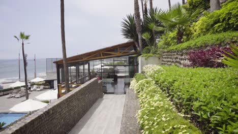 Hermoso-Disparo-Sobre-Plantas-Verdes-En-Un-Complejo-Recreativo-En-Perú-Junto-A-La-Playa