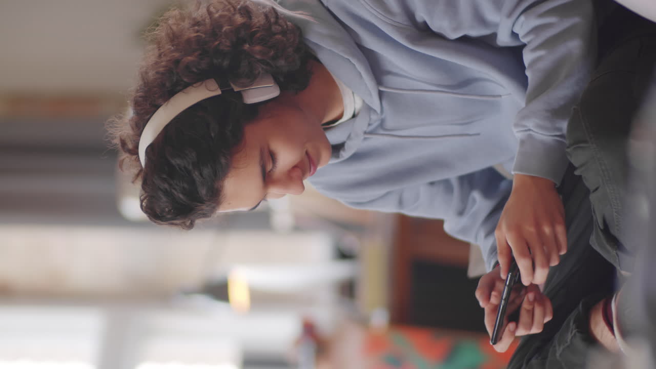 Adolescente Se Divertindo com Jogo Mobile no Smartphone